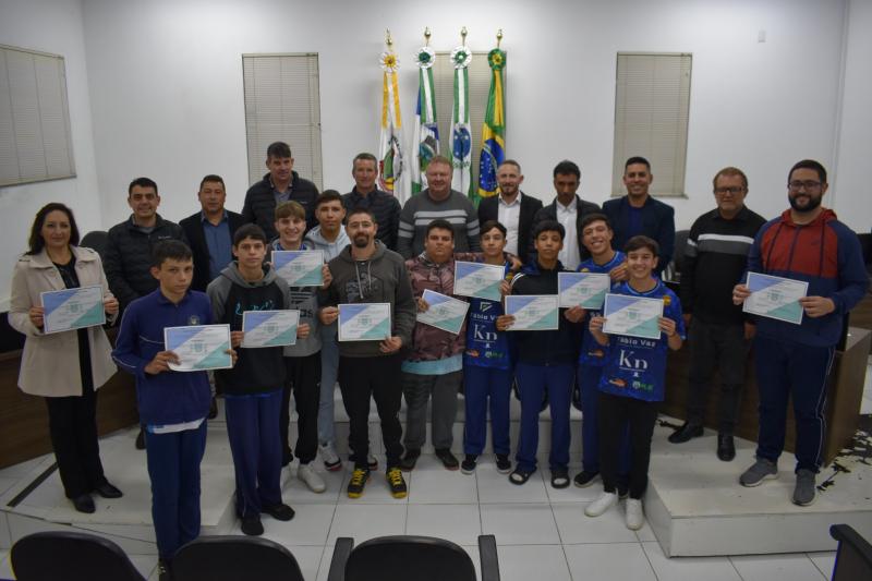 EM SESSÃO ESPECIAL VEREADORES HOMENAGEIAM ALUNOS E PROFESSORES DO COLÉGIO ESTADUAL CÍVICO MILITAR PARIGOT DE SOUZA 